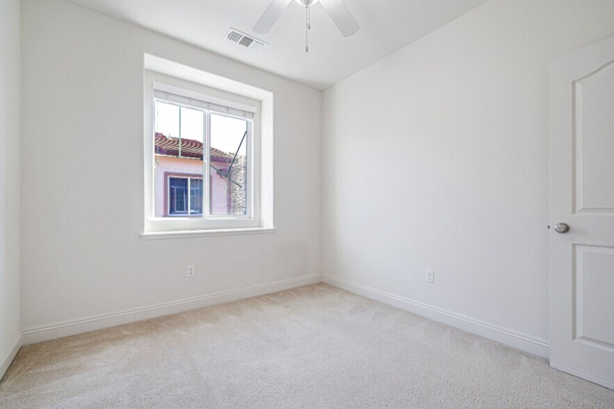 Building Photo - 6704 S Mariposa Ln