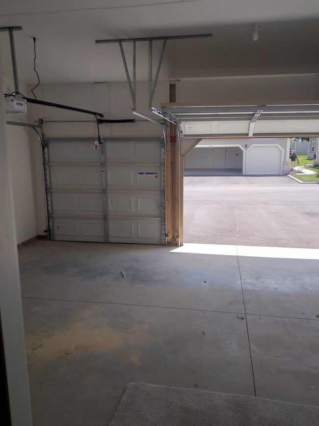 Building Photo - 2701 Pond Dr