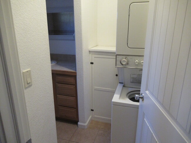 Building Photo - 615 E St Vrain St