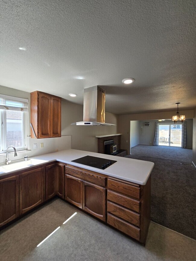 Building Photo - Spacious 4-Bedroom Corner Lot Home $2450.00 per month | Prime Rancho Cordova Location | Available...