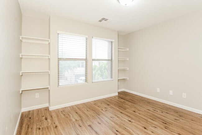 Building Photo - 9822 E Empress Ave