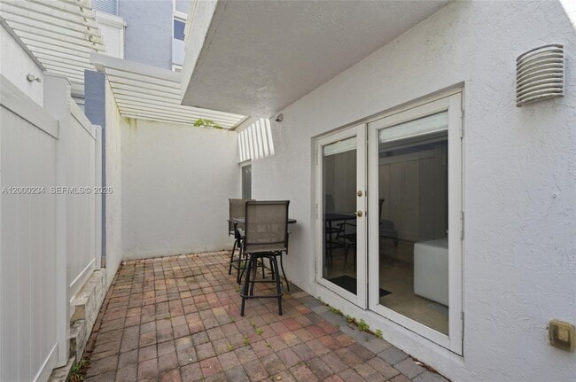 Building Photo - 832 N Victoria Park Rd