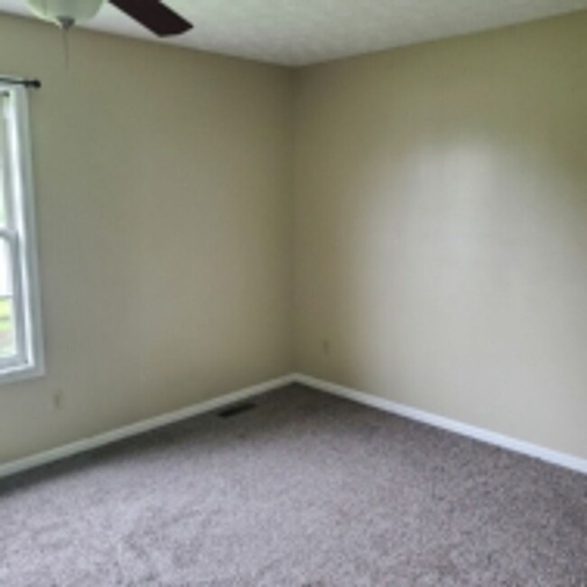 Building Photo - 2/3 Bed Room 1 ½ Townhouse for rent.
