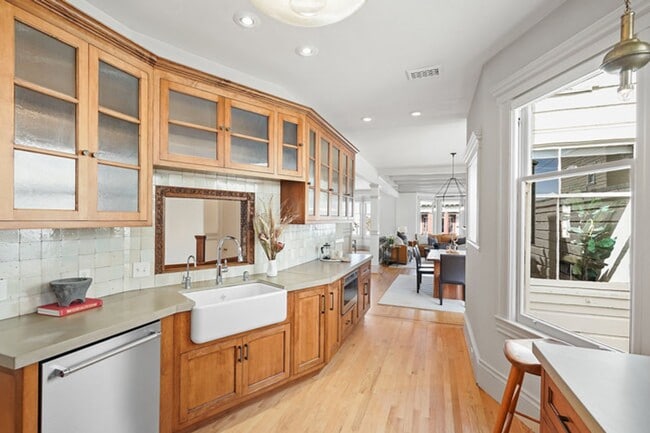 Building Photo - Gorgeous 4BR/2.5BA Nob Hill Home with Shar...