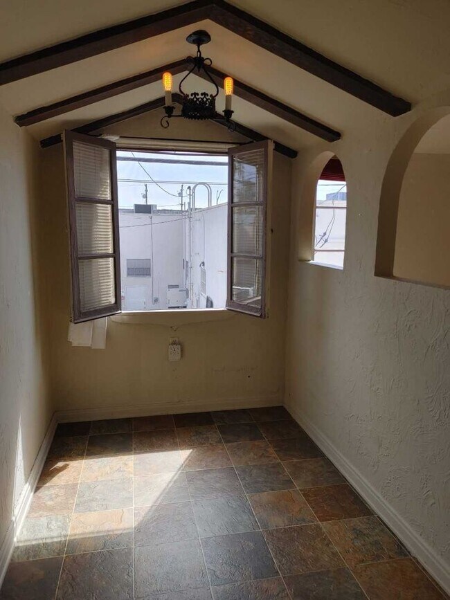 Building Photo - 204CO