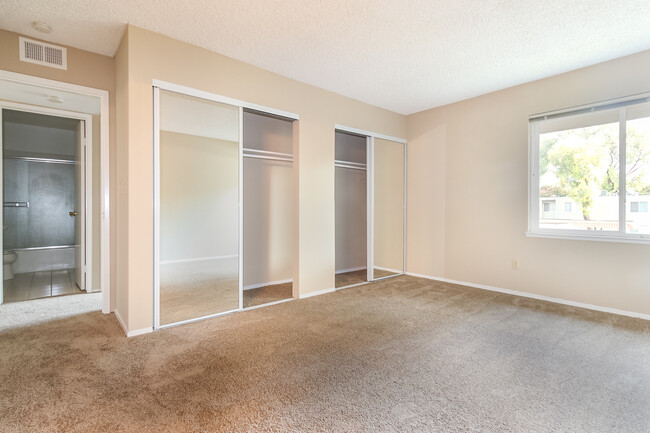 Building Photo - LOVELY AND SPACIOUS 2BR 2BA CONDO!!!