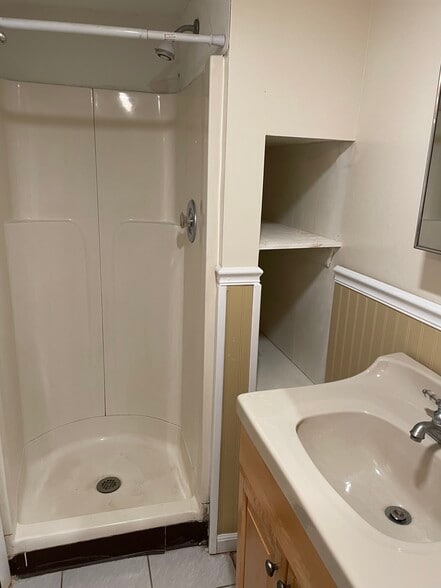 Bathroom shower - 4C Marlyn Dr