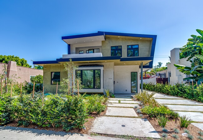 Building Photo - 370 N San Vicente Blvd