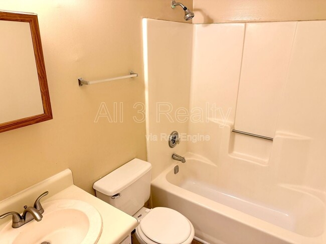 Building Photo - 2140 Meadowview Ct SE