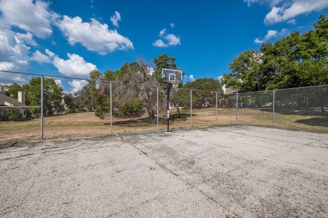 Building Photo - Easy Living in Echo Creek