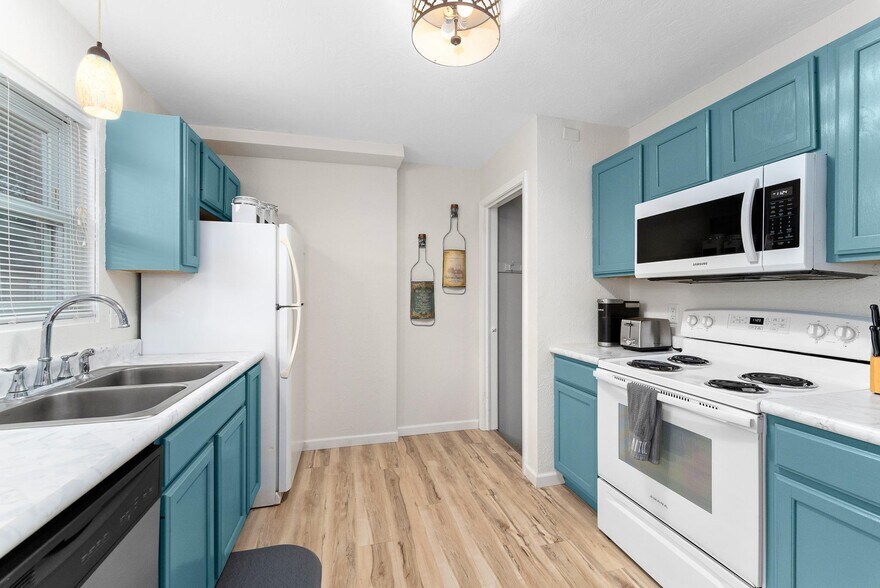 Building Photo - 1304 E Sylvan Cir