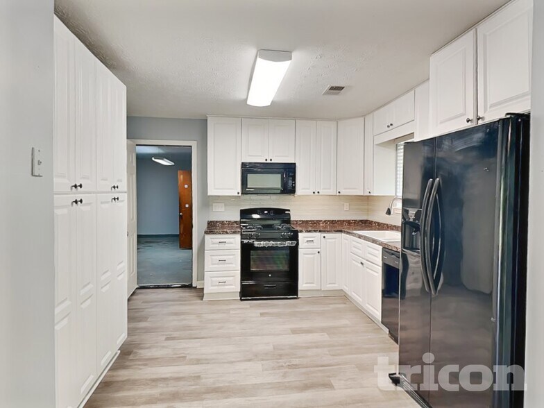 Building Photo - 1370 High Country Ct