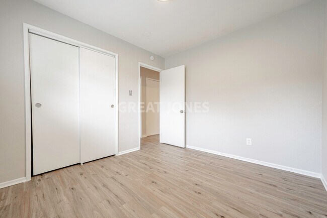 Building Photo - Charming