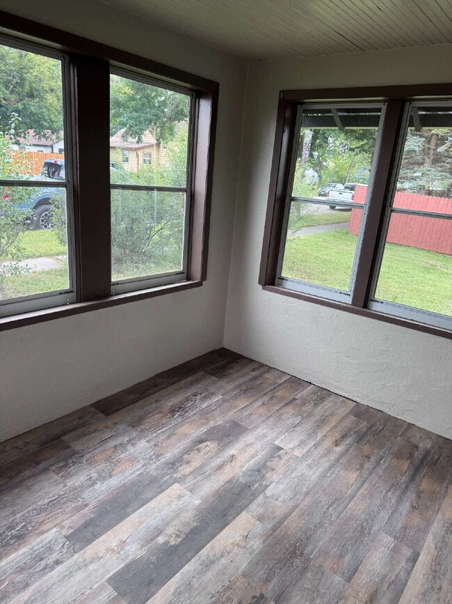 Building Photo - "Charming 3-Bed Home with Granite Elegance...