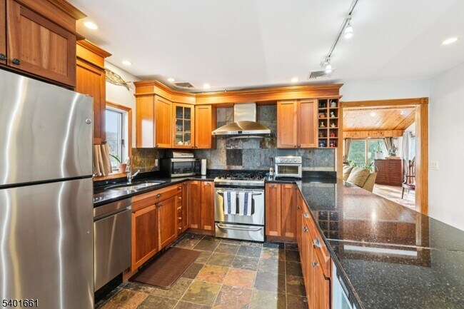 Building Photo - 197 Point Breeze Dr