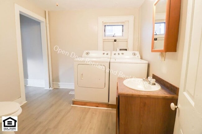 Building Photo - 121 S State St