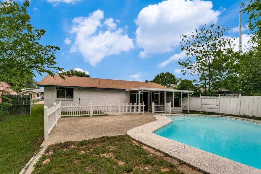 Building Photo - 5101 Longhorn Trail