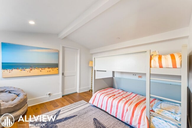 Building Photo - Gorgeous 3 bed 3.5 bathroom home available...