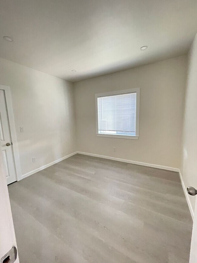 Building Photo - Beautifully updated 3-bedroom, 2-bathroom ...