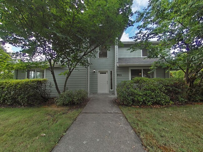 Primary Photo - 3 Bedroom House ~ Close to 9th Street ~ Pe...
