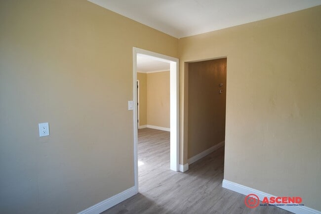 Building Photo - Adorable 4 Bedroom Bungalow!