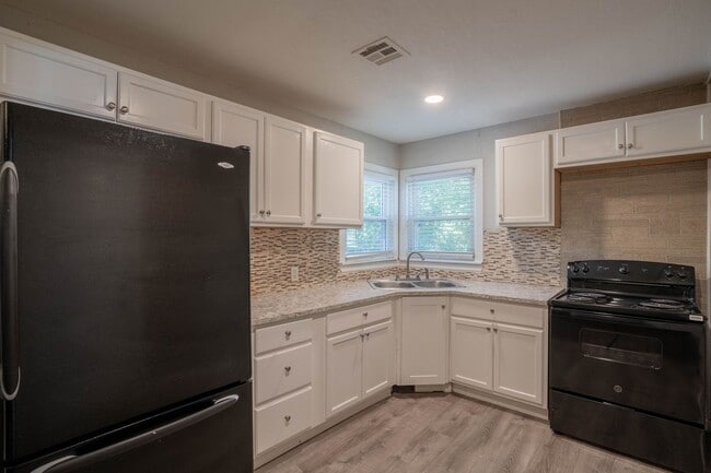 Building Photo - 3 Bed 1 Bath With Bonus Room!