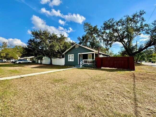 Building Photo - 1601 E Maple Ave