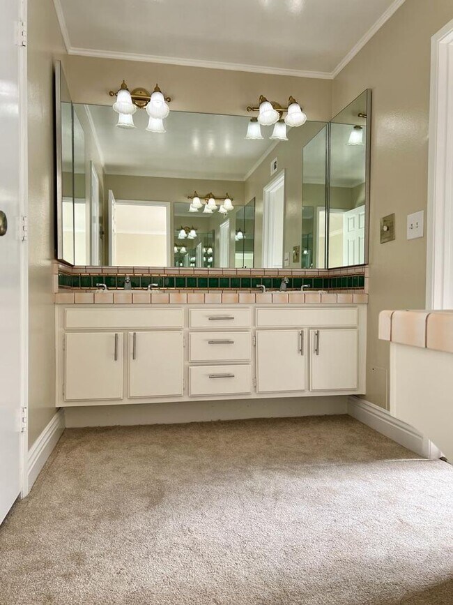 Building Photo - HUGE Encino House with Pool/Jacuzzi, 2 Car Garage and Lots of Space!