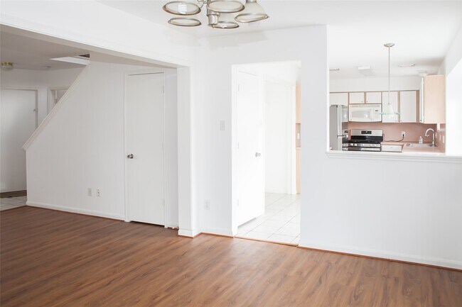Building Photo - 8910 Sage Pl Dr