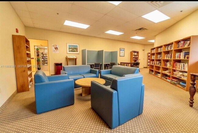 Building Photo - 671 S Hollybrook Dr