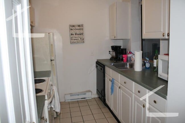 Building Photo - No Brokers Fee, New Kitchen appliances, Central Location, Laundry is on a Site