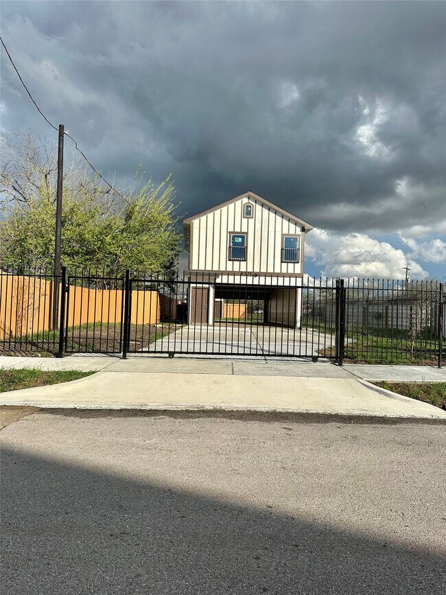 Building Photo - 8321 Coma St