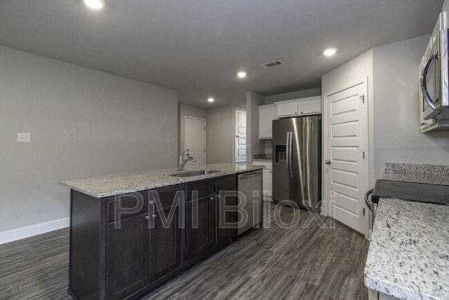 Building Photo - 6467 Eastland Cir