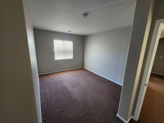 Building Photo - Gorgeous 3Bed/2.5 Bath home- located in N. Summerlin gated Community