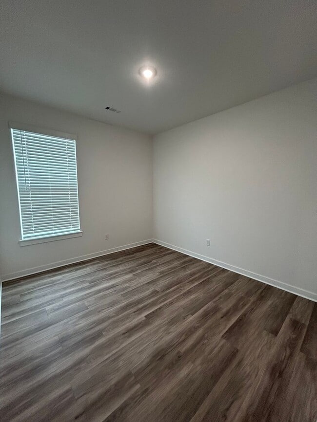 Building Photo - Modern Luxury Living in the Heart of Siloa...