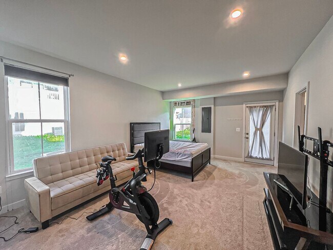 Building Photo - Luxurious 4 Bedroom 3.5 Bathroom End Unit ...