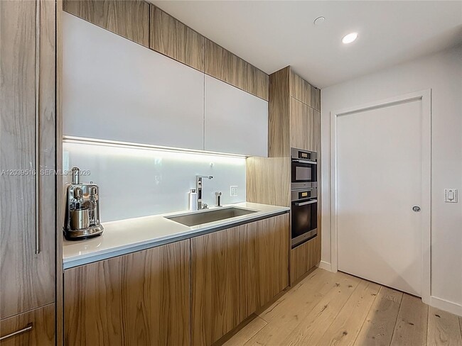 Building Photo - 350 Ocean Dr