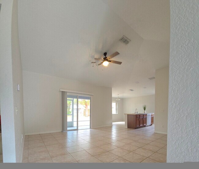 Building Photo - 1061 SW Charcoal Ave