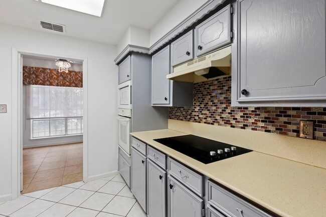 Building Photo - 10728 Briar Forest Dr