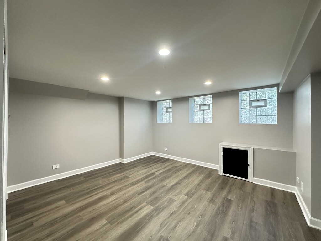 Building Photo - 2617 W Rascher Ave