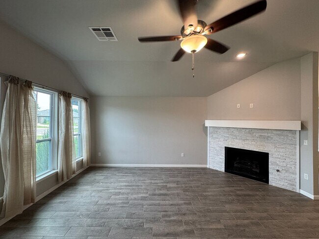 Building Photo - Don't Miss this STUNNING, true 4 bed, 2 ba...