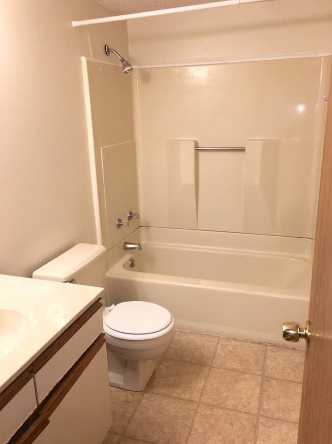 Building Photo - 2 Bedroom Top Floor Apartment - Close to I-70
