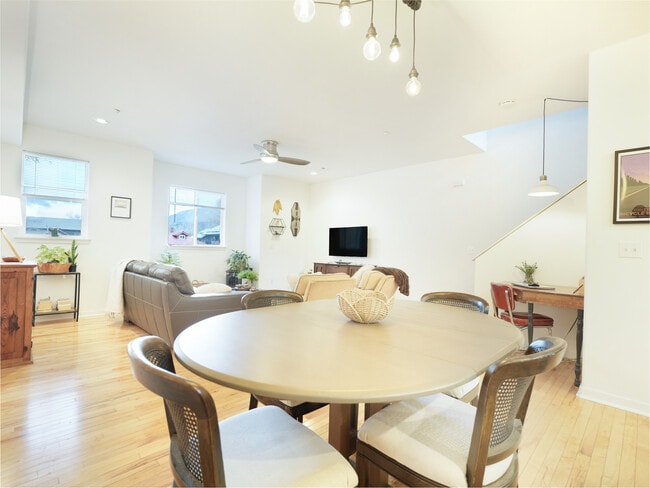 Building Photo - 190 E 7th Ave