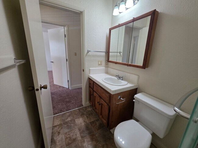 Building Photo - 3 bedroom condo w/2 car garage!
