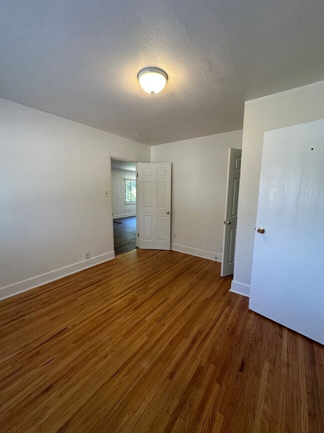 Building Photo - 4 Bedroom Large Home Available, close to UNC