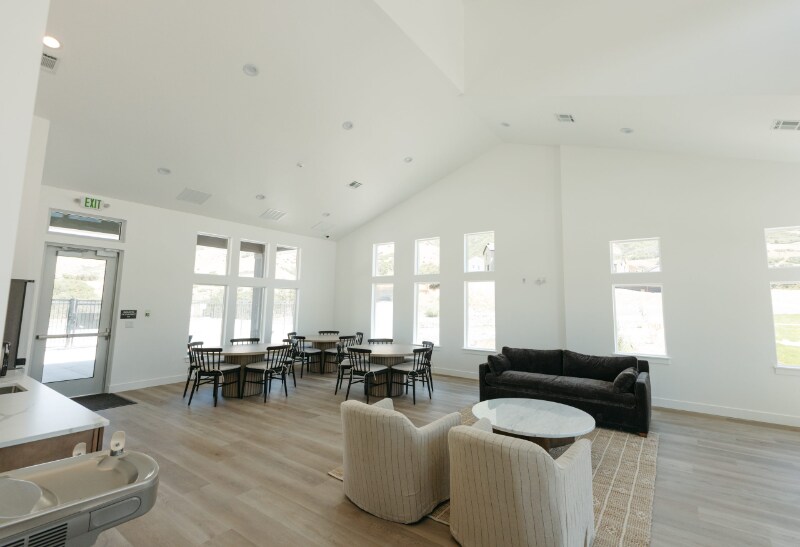 Building Photo - 409 4900