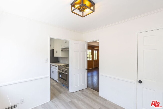 Building Photo - 2547 Canyon Dr