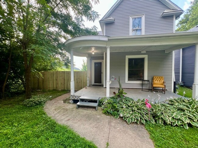 Building Photo - 4 Bedroom 2 Bathroom Fenced Moline Home