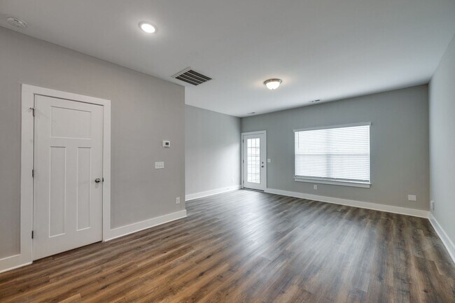 Building Photo - 303 E FORGE Ct