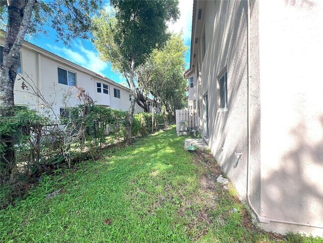 Building Photo - 1240 SE 28th Ct